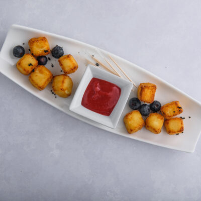 Haloumi spurgtes – OKATA restoranas