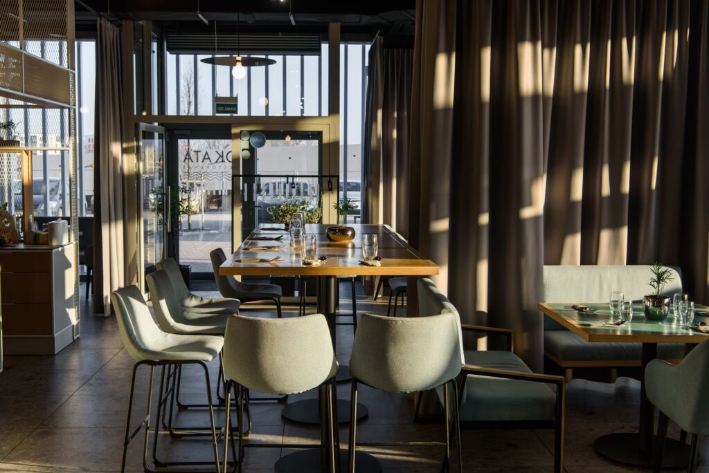 Okata restorano įėjimas ir baro zona Kaune, Brastos g. 10