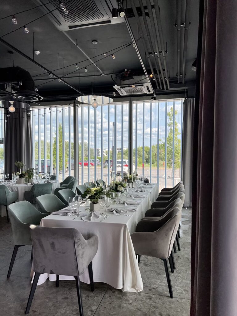 Ilgas šventinis stalas prie panoraminių langų Okata restorane, Brastos g. 10