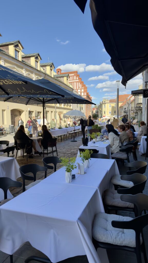 Okata restorano terasa Vilniaus gatvėje, Kauno senamiestyje